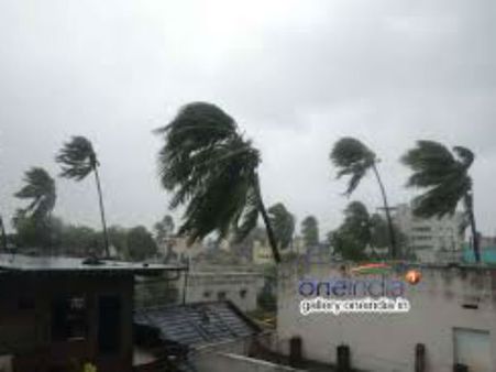 ১৯২ কিমি/ঘণ্টা বেগে আছড়ে পড়ল ঘূর্ণিঝড় ভরদা, চেন্নাইয়ে মৃত ১০