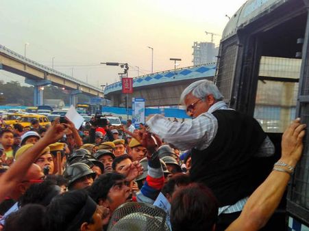 মিলন মেলায় বাম নেতৃত্বের গ্রেফতারি, সুজন-সহ ১১২ জনকে আদালতে পেশে উত্তেজনা চরমে