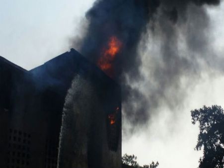 দমদম বিমানবন্দরে আড়াই নম্বর গেটের কাছে বাড়িতে রহস্য আগুন, মৃত স্ত্রী, অগ্নিদগ্ধ স্বামী