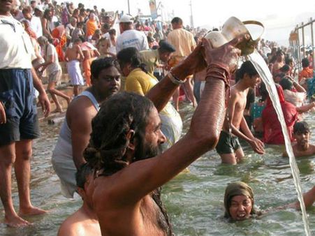 মোক্ষলাভের আশায় মকর সংক্রান্তিতে পুণ্যার্থীদের স্রোত মিশে গেল সাগরসঙ্গমের পুণ্যস্নানে