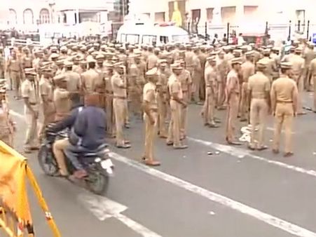 জল্লিকাট্টু ঘিরে বিক্ষোভে কড়া নজর কেন্দ্রের
