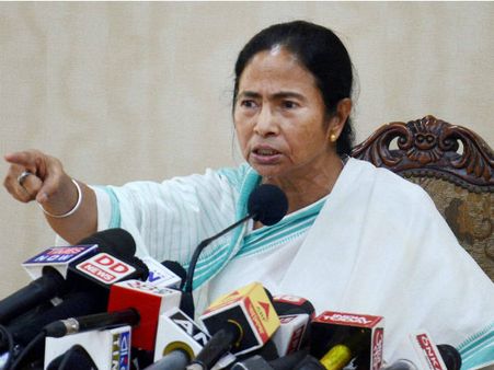 অন্ধ্রে রেল দুর্ঘটনায় কেন্দ্রকে কড়া আক্রমণে মমতা