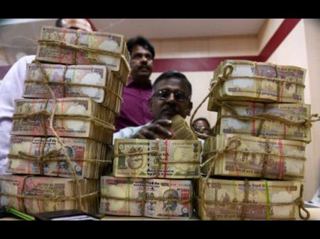 সপা বিধায়কের নিরাপত্তারক্ষীর ব্যাঙ্ক অ্যাকাউন্টে ১০০ কোটি