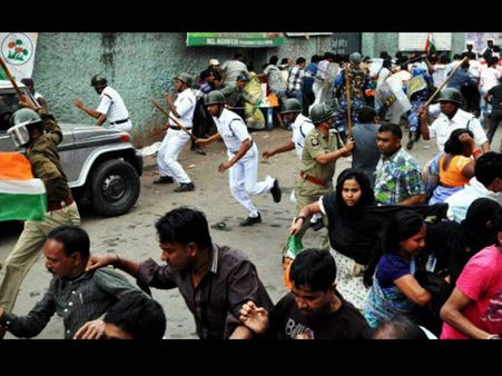 প্রধানমন্ত্রীর বাসভবন অভিযানে গিয়ে মার খেলেন তৃণমূল সাংসদরা!