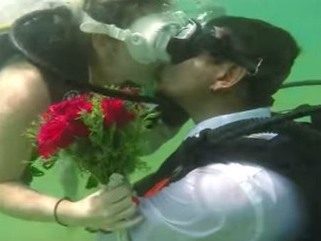 (ছবি) জলের তলায় আংটি বদল, বিয়ের প্রতিজ্ঞা দম্পতির, ভারতে এই প্রথম!