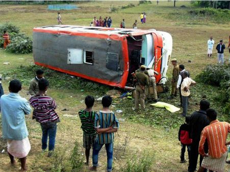 আমডাঙায় দুর্ঘটনাগ্রস্ত বাস: মৃত ২, আহত ৩০, পুলিশকে লক্ষ্য করে ইটবৃষ্টি জনতার