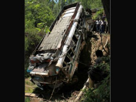 লেন ভেঙে সামনে গাড়ি, বাস সটান নেমে গেল নয়ানজুলিতে, জখম ৫০