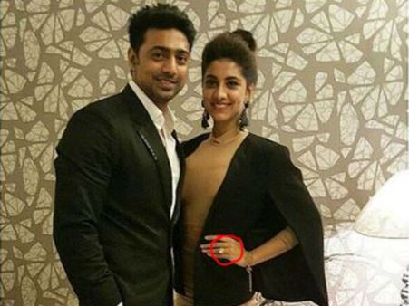 কে বলে টলিউডে টাকা নেই! লেডি লাভ রুক্মিণীকে দেবের দেওয়া আংটির মূল্য জানেন?