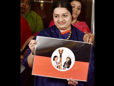 আরও ভাঙল এআইএডিএমকে : শশীকলা বিরোধী ফ্রন্টের লোগোর উন্মোচনে দীপা