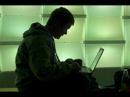 স্ত্রী-র অর্ধনগ্ন ছবি ফেসবুকে, নোংরা কমেন্টে আত্মহত্যার হুমকি, বাবার প্রতি বিষোদ্গার মেয়েরও