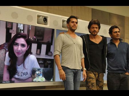 'রইস'-এর প্রচারে ভারতে দেখা দিলেন পাক অভিনেত্রী মাহিরা খান?