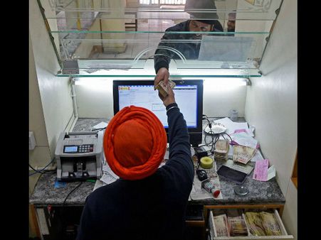 Demonetisation এর জের শেষ, এবার নগদে লেনদেনে লেভি বসাবে ব্যাঙ্ক