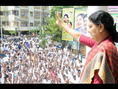 হোটেল বিলাস, মাসাজ, ওয়াটার স্কি-তে মজে এআইএডিএমকে বিধায়করা