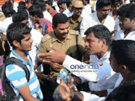 নম্বর বাড়ানোর দাবিতে উপাচার্যকে ঘেরাও করে বেনজির বিক্ষোভ পড়ুয়াদের