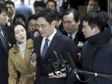 দক্ষিণ কোরিয়ায় ঘুষকাণ্ডে গ্রেফতার স্যামসং প্রধান জে ওয়াই লি