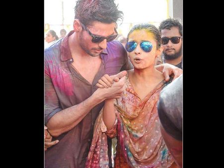 আলিয়া-সিদ্ধার্থের রঙ মাখামাখি, কোনও গোপন রসায়নের ইঙ্গিত ?