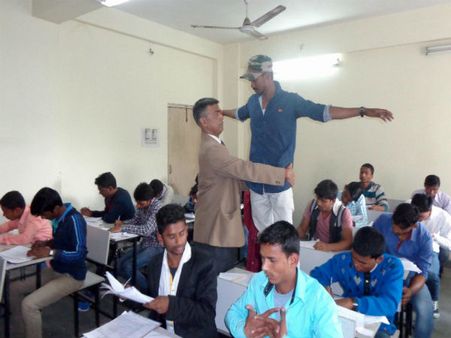 টুকলিতে বাধা, শিক্ষককে বেধড়ক মার পরীক্ষার্থীর