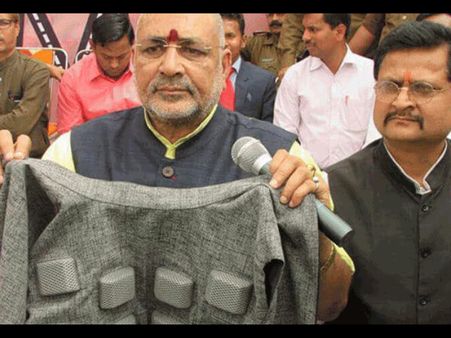 গিরিরাজ সিংয়ের 'এসি জ্যাকেট'-এ 'ক্লাইমেট কন্ট্রোল' বোতাম, গ্রীষ্ম হোক বা শীত মিলবে স্বস্তি!