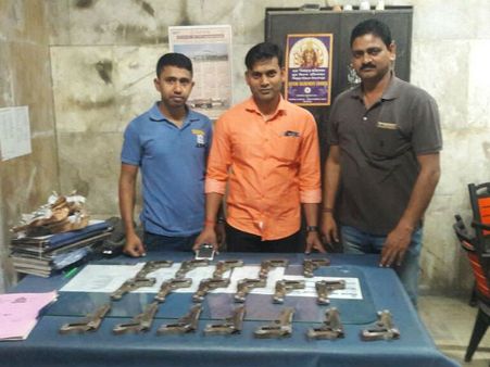 স্কুলব্যাগের ভিতরে ১৮টি নাইনএমএম পিস্তল! হাওড়ার ৮ নম্বর প্লাটফর্মে চাঞ্চল্য