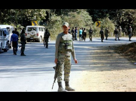 ধৃত অভিযুক্তকে নেবে না পুলিশ, জওয়ানরা ঠায় দাঁড়িয়ে থানায়