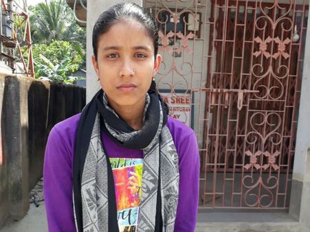 সততায় বাধা নয় দারিদ্র, এক লক্ষ টাকা ফেরত দিয়ে প্রমাণ করলেন নদিয়ার ছাত্রী