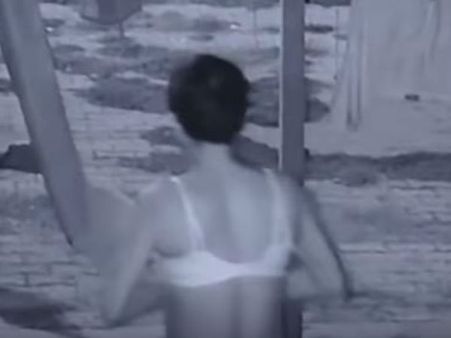 (ভিডিও) হাতে ছুরি, পরনে মহিলা অন্তর্বাস, বেঙ্গালুরুর কলেজে ঘুরে বেড়াচ্ছে অজ্ঞাতপরিচয় এক পুরুষ!