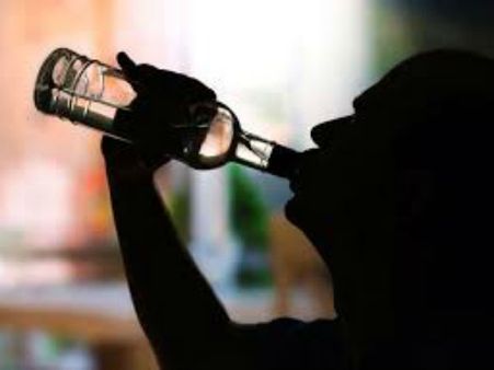 তরুণীকে ঘিরে ধুন্ধুমার পানশালায়, যুবককে বেধড়ক প্রহার