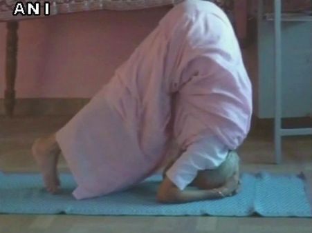 আন্তর্জাতিক নারী দিবস : ৯৮ বছর বয়সেও ২০টির বেশি জটিল যোগাসন অবলীলায় করেন ইনি