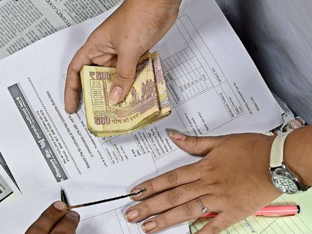 সংশোধিত ব্যাঙ্ক চার্জ : জেনে নিন কোথায় কত টাকা দিতে হবে আপনাকে!