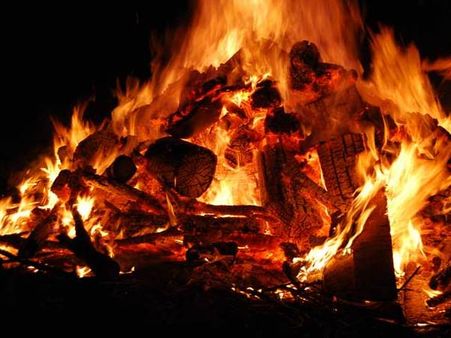 শেষকৃত্যের নামে স্ত্রীকে জীবন্ত পুড়িয়ে মারার অভিযোগ স্বামীর বিরুদ্ধে