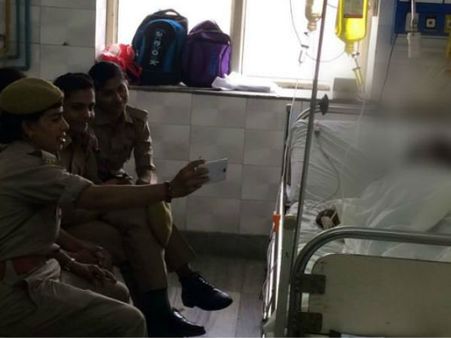 গণধর্ষণ, অ্যাসিড হামলার পীড়িতার সঙ্গে হাসপাতালে সেলফি তুলে উত্তরপ্রদেশে সাসপেন্ড দুই মহিলা পুলিশ
