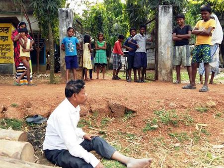 মত্ত প্রধানশিক্ষক স্কুলের সামনেই উল্টে পড়লেন, হাসির খোরাক হলে বললেন, ‘হু আর ইউ’