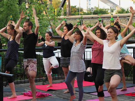 'বিয়ার' নিয়ে যোগ অভ্যাস করা হয় এই জায়গায়