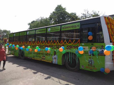 এই বাসে চেপে উল্টোডাঙা থেকে গড়িয়া যান মাত্র ১ টাকায়! সবই গোবরের দয়া