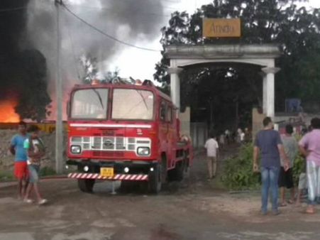 খড়দহে ভয়াবহ আগুনে ভস্মীভূত গুদাম ও কারখানা, দমকলের ২০টি ইঞ্জিন ঘটনাস্থলে