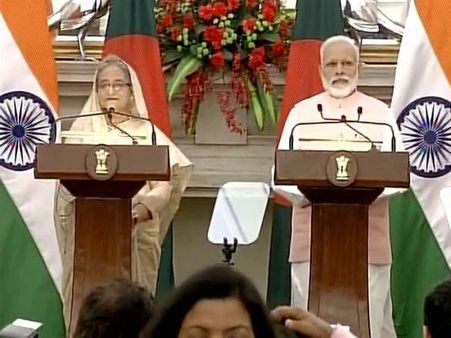 যৌথ সাংবাদিক সম্মেলনে এক মিনিট ধরে শুধু হেসেই গেলে মোদী-হাসিনা! কিন্তু কেন?