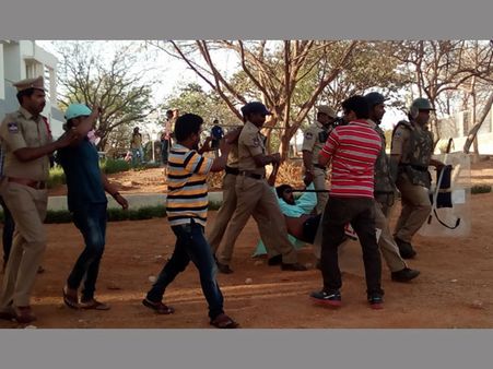 স্ত্রীকে খুন! অভিযুক্ত স্বামীকে ছাড়িয়ে আনতে গিয়ে জনতার হাতে আক্রান্ত পুলিশ, পাল্টা লাঠিচার্জ