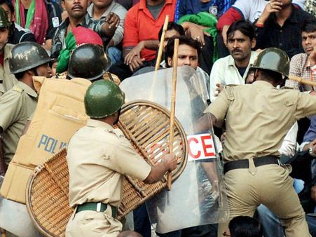 হনুমান জয়ন্তীতেও ধর্মীয় মেরুকরণে রাস্তায় নামল সংঘ, পুলিশের সঙ্গে খণ্ডযুদ্ধ