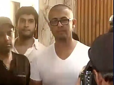 আজান বিতর্ক : মৌলবীর ফতোয়ার প্রতিবাদে মাথা মোড়ালেন সোনু নিগম