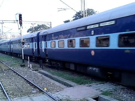 যাত্রী বোঝাই কামরা ফেলে ছুটল ইঞ্জিন, দুর্ঘটনা থেকে রক্ষা অকাল তখতের