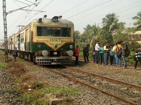 ১০ বছরের মেয়েকে নিয়ে ট্রেনের সামনে মরণ ঝাঁপ মায়ের, আত্মহত্যা নাকি দুর্ঘটনা?