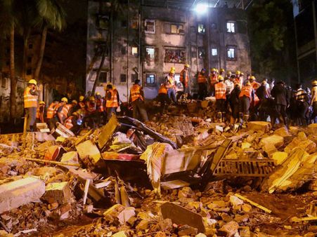 মাঝরাতে পার্কস্ট্রিটে হুড়মুড়িয়ে ভেঙে পড়ল ‘বিপজ্জনক’ বাড়ি! আহত ৪