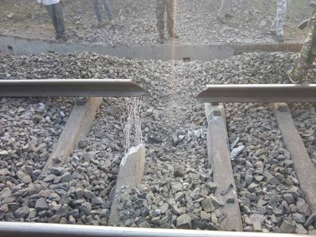 ঝাড়খণ্ডে ল্যান্ডমাইন বিস্ফোরণ : অল্পের জন্য রক্ষা শিয়ালদহ-দিল্লি রাজধানী এক্সপ্রেসের