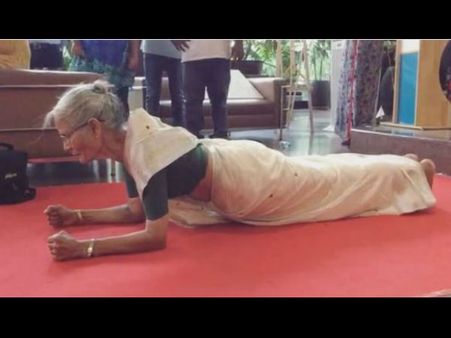 ৭৮ বছর বয়সে শাড়ি পরে দেড় মিনিটের প্ল্যাঙ্ক মিলিন্দ সোমনের মায়ের!