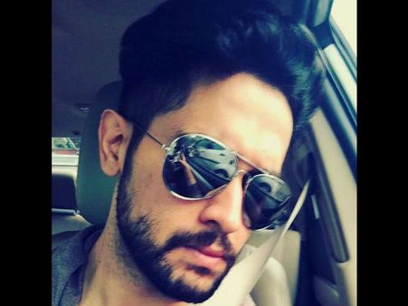 চলন্ত গাড়িতেই মদ্যপান? গাড়ি থেকে বোতল উদ্ধারে বিতর্কে বিক্রম