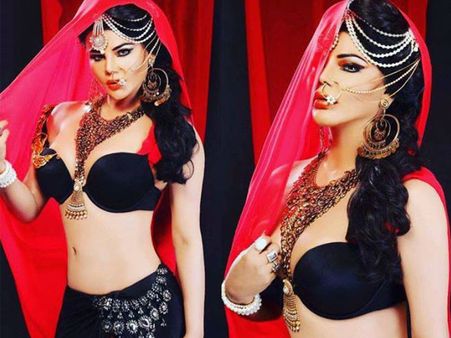 'হট' যোগাসনই বেশি ভাল, দাবি রাখি সাওয়ান্তের, ভাইরাল হল ছবি