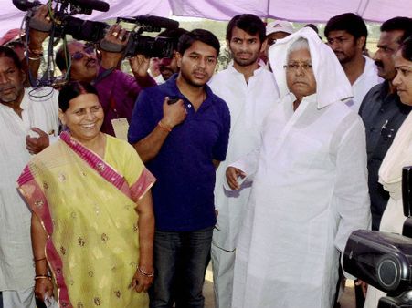 ছেলের হবু বউদের নিয়ে মুখরা রাবড়ীদেবী, বিতর্ক ঢাকতে লালু যা বললেন