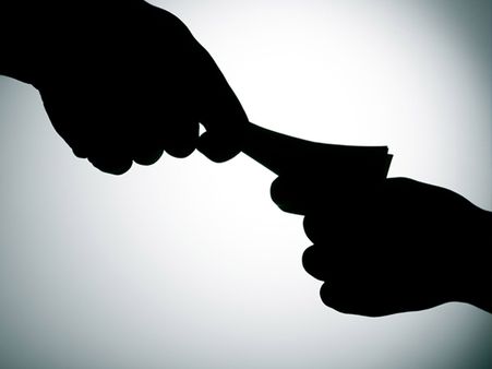 মৃত মেয়ের দেহ নিতে বাবার কাছে ঘুষ চাইল হাসপাতাল! তারপর