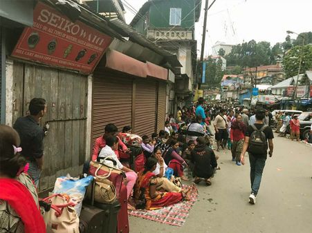 মোর্চার দাঙ্গায় অসহায় পর্যটকদের দল, পাশে দাঁড়ালেন মমতা
