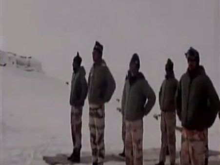 মাইনাস ২৫ ডিগ্রিতে যোগাসন করে রেকর্ড জওয়ানদের, দেখুন ভিডিও